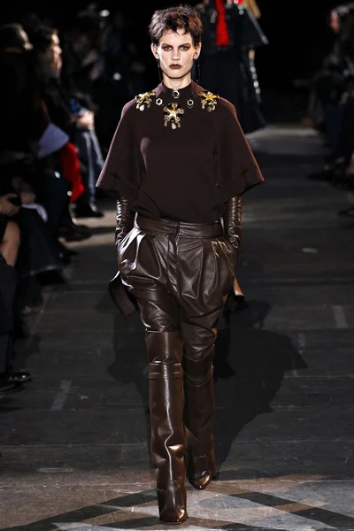Look 19